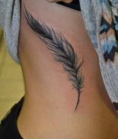 pióro tatuaż na żebrach