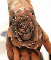 realistyczne tatuaże róże na nadgarstku