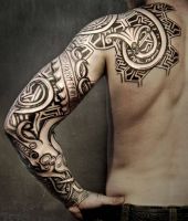 tribale tatuaże na rękach