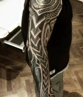 plemienne tatuaże na rękach