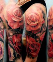 czerone róże tatuaże na ramieniu