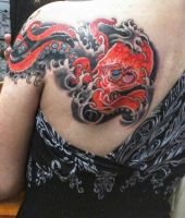 czerwona ośmiornica tatuaż na plecach