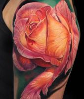 róża na ramieniu tatuaże dla kobiet
