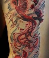 czerwony feniks wytatuowany na plecach