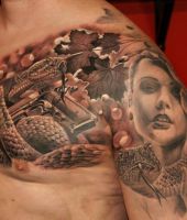 kobieta z grzechotnikiem niesamowite tatuaże