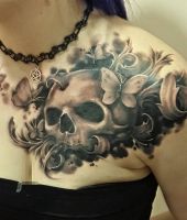 czaszka tatuaż dla kobiety