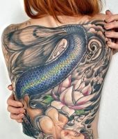 duża syrena tatuaż na plecach