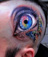 niebieski oko i motyle tatuaże na głowie