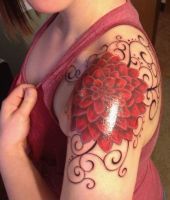 czerwony kwiat na ramieniu