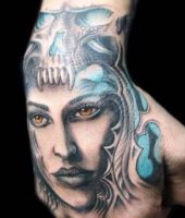 kobieta z czaszką na głowie tatuaż na dłoni