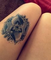 tatuaże kwiaty na udzie