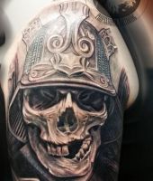 tatuaże czaszki w hełmach