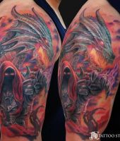 smok tatuaż na amieniu mężczyzny