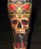 korona czaszka tatuaż