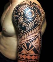 czarny żółw tatuaż tribal na ramieniu