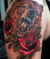 tatuaże róże i niedźwiedź