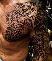 maori tatuaż na ramieniu
