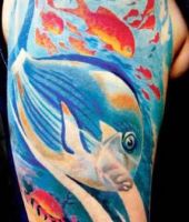 niebieska ryba tatuaż na ręce
