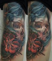 biała czaszka z czerwonym kwiatkiem