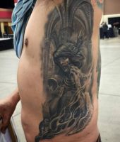 diabelska kobieta tatuaże na żebrach