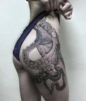 tatuaże ośmiornice na bodrach