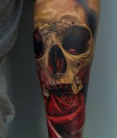czaszka róża tatuaże na ręce