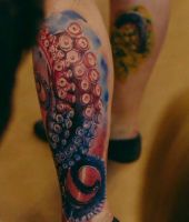 macki tatuaże na łydce