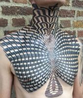 tatuaż na klatce piersiowej i szyi