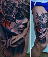 twarz i róże tatuaże na udzie