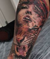 kobieta z tygrysem tatuaże