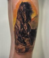 tatuaże konie na łydce