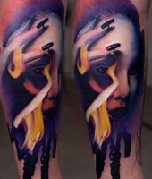 kobieta z długimi paznokciami