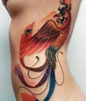 feniks tatuaż na żebrach dla kobiety