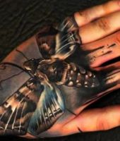 duża ćma tatuaż na dłoni