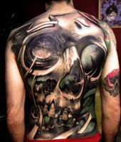 duże tatuaże czaszki na plecach