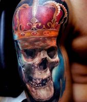 czaszka w koronie tatuaże