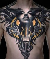 duża twarz kobiety tatuaż na klatce piersiowej