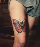 motyl tatuaż na kolanie kobiety