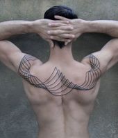 tatuaże linie na plecach