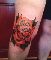 tatuaże róże na kolanie