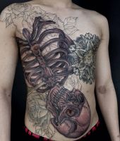 tatuaż w trakcie tatuowania