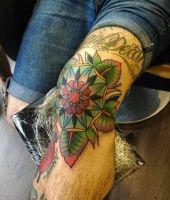 tatuaże kwiaty na kolanie
