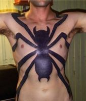 tatuaż pająk na brzuchu