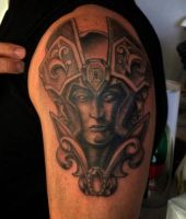 tatuaż na ramieniu mężczyzny