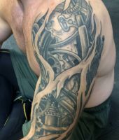 biomechanika tatuaże na ramieniu