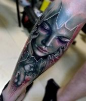 twarz za rozbitym szkłem