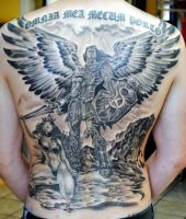 niesamowity i ogromny anioł tatuaż na plecach