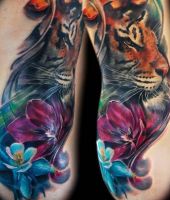 tatuaże z tygrysem i kwiatami