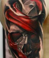 czaszka z czerwoną opaską