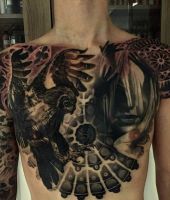 skomplikowany tatuaż na klatce piersiowej